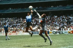 Maradona Elle attığı gol