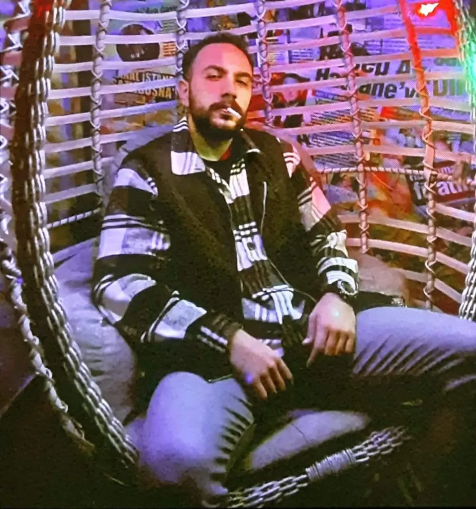 Reisin fotoğrafını çekip sonra kucağına oturan olgun hatun sence hangisi?