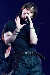 Hyunjine çevrilmiş Chris