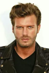 Kıvanç Tatlıtuğ 