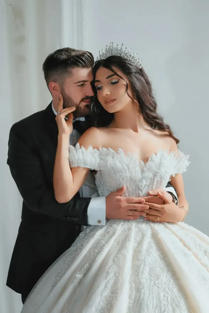 DÜĞÜNÜNDE HANGİ GELİNLİĞİ GİYERDİN ?
