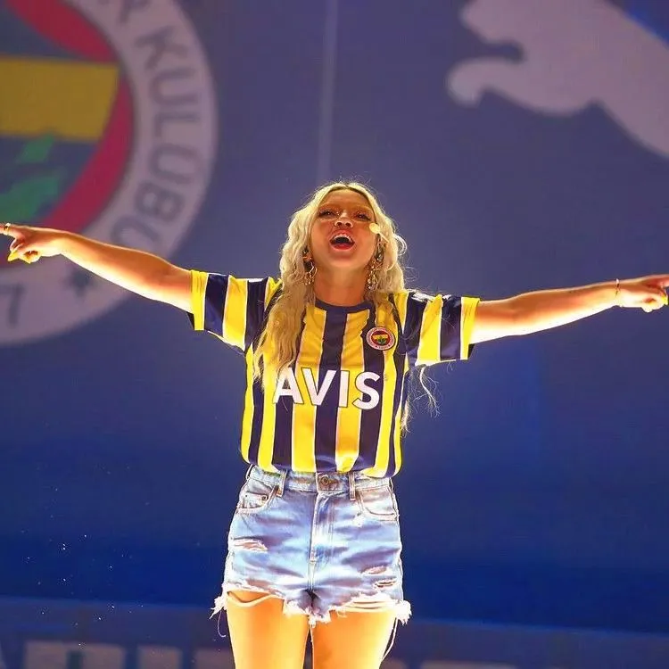 FUTBOL SEVDALI GÜZEL KADINLAR
