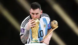 Messi Dünya kupasını öpüyor