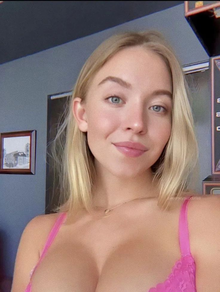 HOT SYDNEY SWEENEY