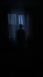 Gece uyandığında odanın kapısı açık ve kapının önünde biri duruyor.