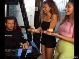 Hamburger siparişin gelirken gözünün başka yere kayması